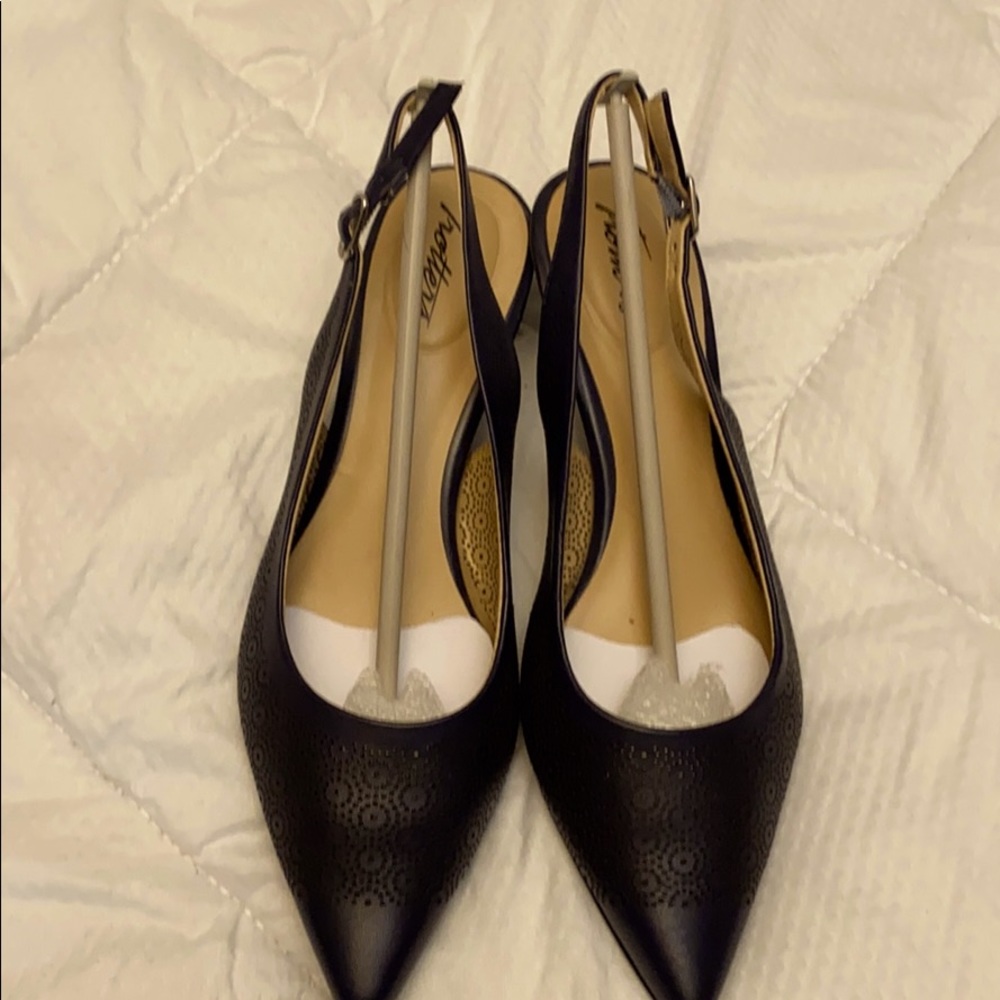 Trotters navy women’s dress shoes